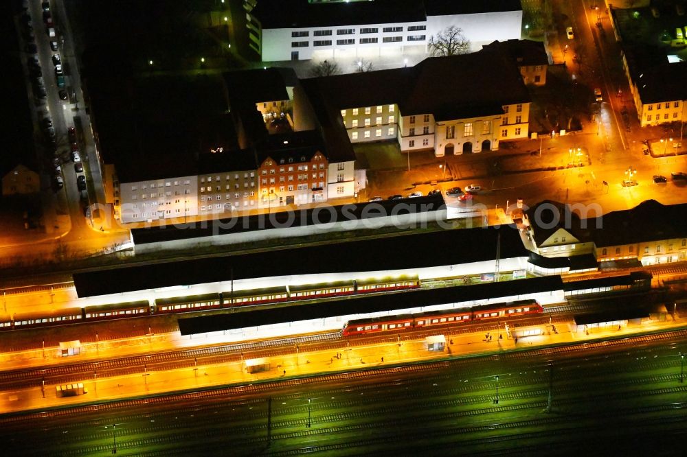 Oranienburg at night from the bird perspective: Night lighting Station railway building of the Deutsche Bahn in Oranienburg in the state Brandenburg, Germany