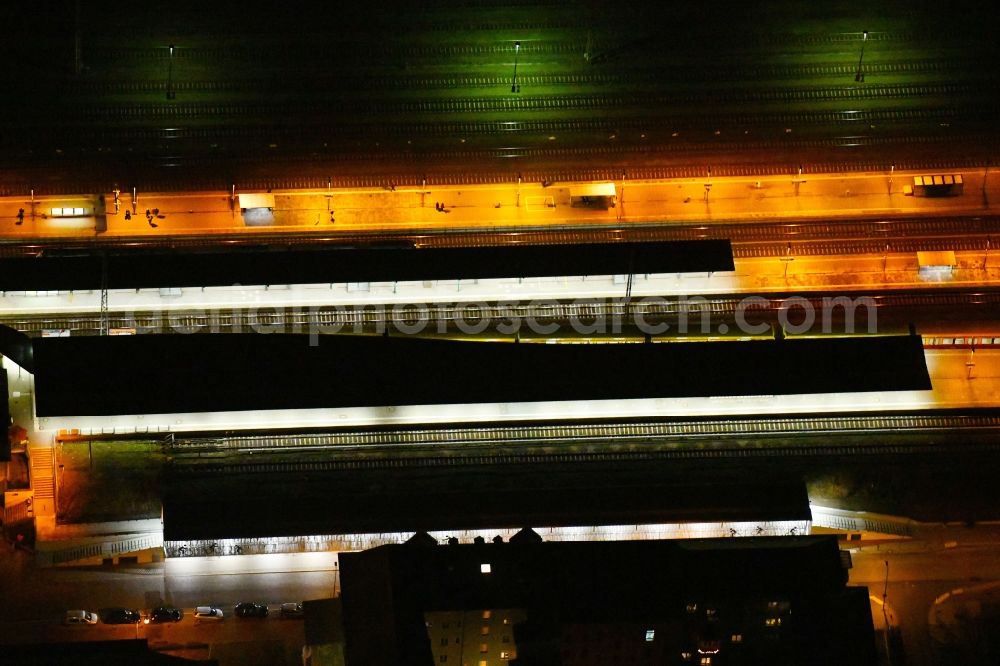 Aerial photograph at night Oranienburg - Night lighting Station railway building of the Deutsche Bahn in Oranienburg in the state Brandenburg, Germany