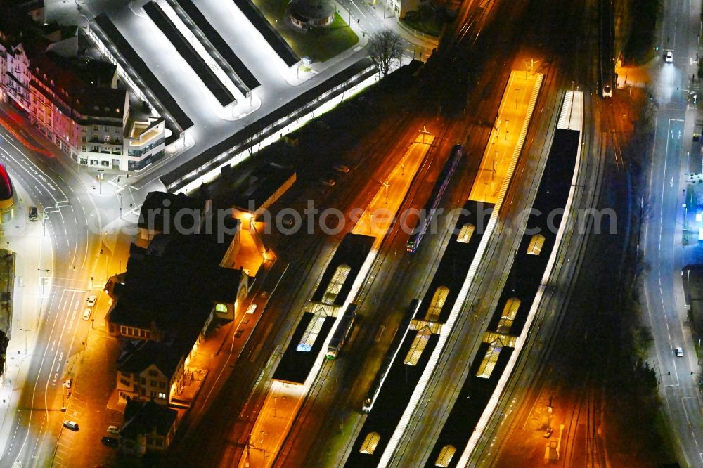 Eisenach at night from the bird perspective: Night lighting station railway building of the Deutsche Bahn in Eisenach in the Thuringian Forest in the state Thuringia, Germany