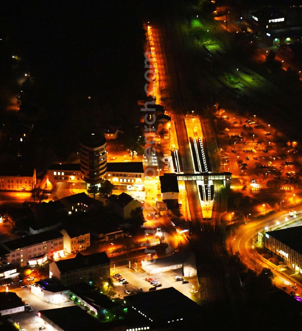 Fürstenwalde/Spree at night from the bird perspective: Night lighting Station railway building of the Deutsche Bahn in Fuerstenwalde/Spree in the state Brandenburg, Germany