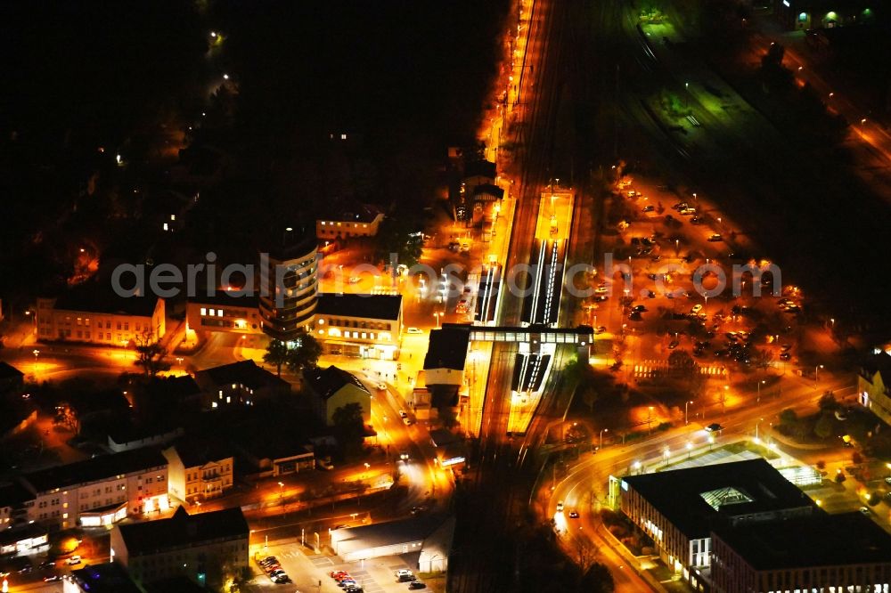 Aerial photograph at night Fürstenwalde/Spree - Night lighting Station railway building of the Deutsche Bahn in Fuerstenwalde/Spree in the state Brandenburg, Germany