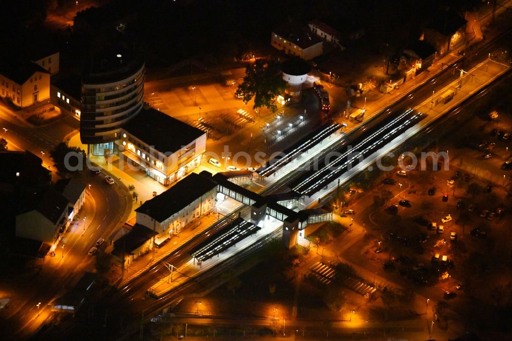 Aerial image at night Fürstenwalde/Spree - Night lighting Station railway building of the Deutsche Bahn in Fuerstenwalde/Spree in the state Brandenburg, Germany