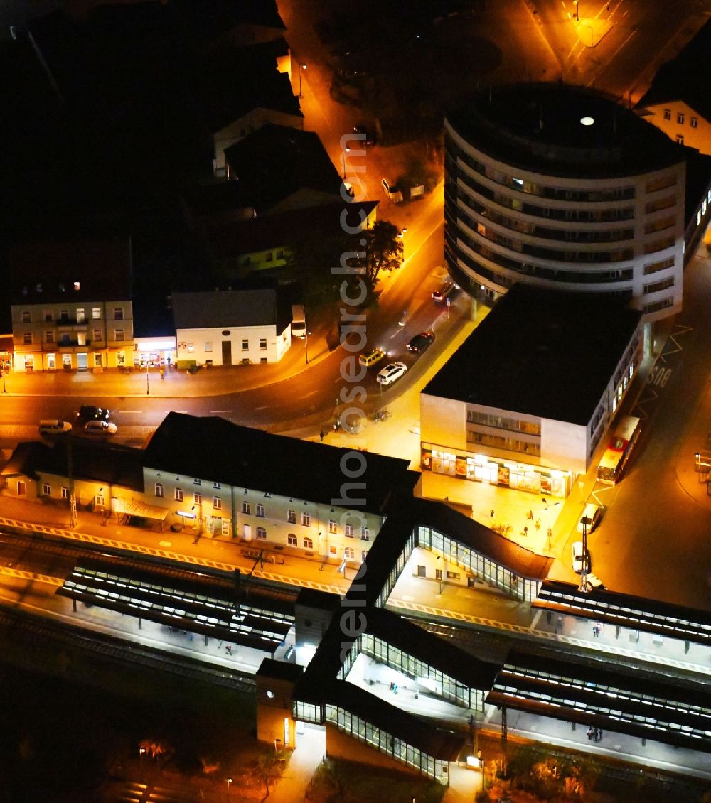 Fürstenwalde/Spree at night from the bird perspective: Night lighting Station railway building of the Deutsche Bahn in Fuerstenwalde/Spree in the state Brandenburg, Germany