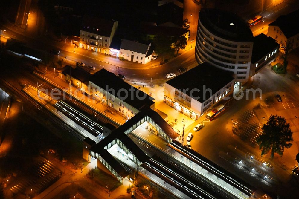 Aerial photograph at night Fürstenwalde/Spree - Night lighting Station railway building of the Deutsche Bahn in Fuerstenwalde/Spree in the state Brandenburg, Germany