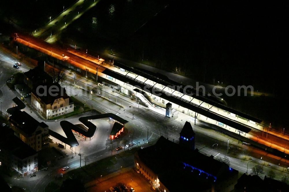 Jena at night from the bird perspective: Night lighting station railway building of the Deutsche Bahn Paradiesbahnhof in Jena in the state Thuringia, Germany