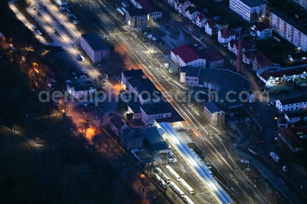 Meiningen at night from the bird perspective: Night lighting train station railway building on Lindenallee in Meiningen in the state Thuringia, Germany