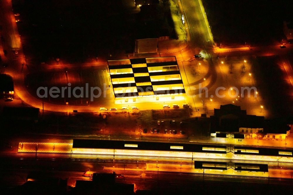 Aerial photograph at night Gotha - Night lighting station railway building of the Deutsche Bahn in Gotha in the state Thuringia, Germany