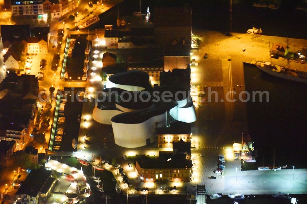 Stralsund at night from the bird perspective: Night lighting Harbor island by Ozeaneum Oceanographic Museum in Stralsund in Mecklenburg - Western Pomerania