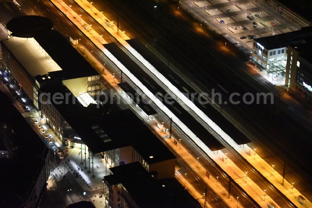 Aschaffenburg at night from the bird perspective: Night view Track progress and building of the main station of the railway in Aschaffenburg in the state Bavaria