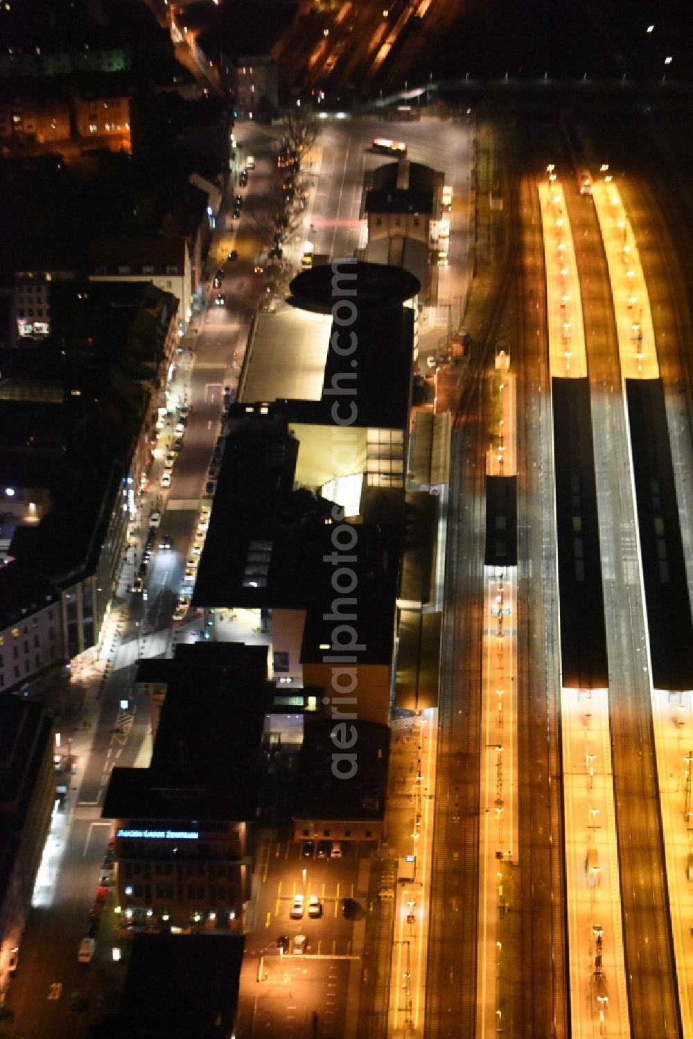 Aschaffenburg at night from the bird perspective: Night view Track progress and building of the main station of the railway in Aschaffenburg in the state Bavaria