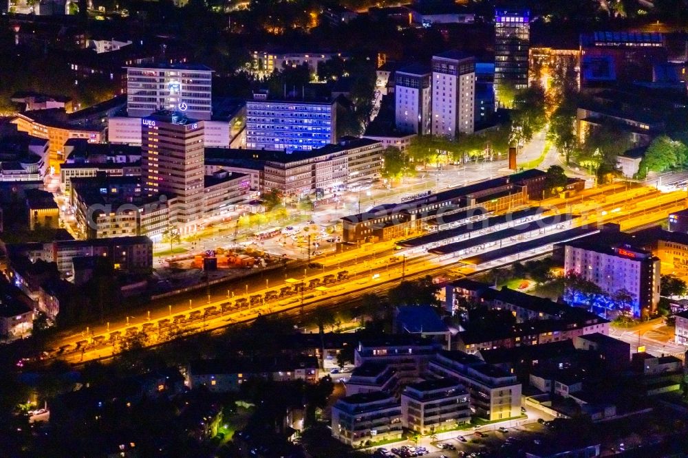 Aerial image at night Bochum - Night lighting track progress and building of the main station of the railway in the district Bochum Mitte in Bochum in the state North Rhine-Westphalia