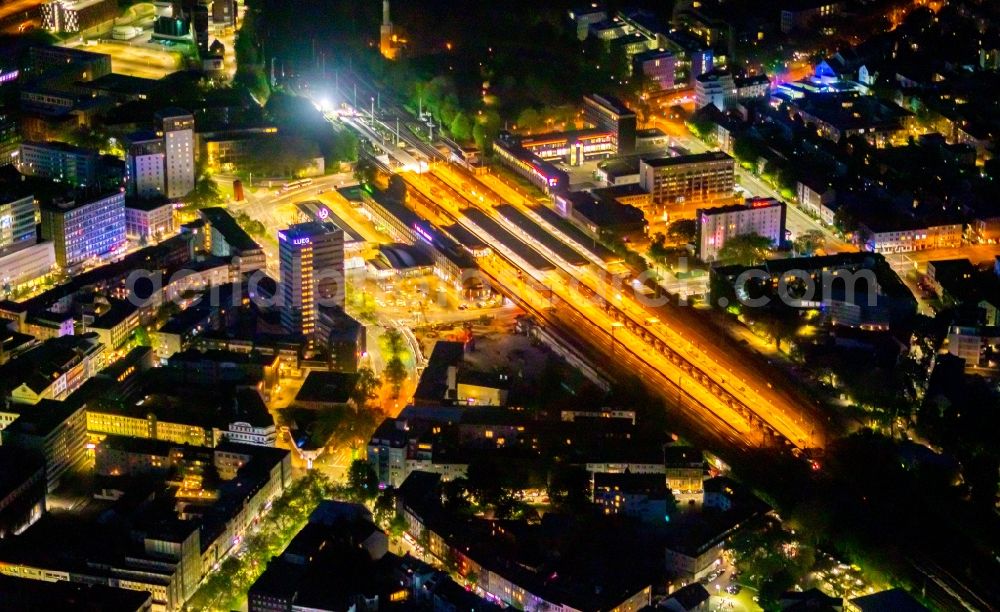 Aerial photograph at night Bochum - Night lighting track progress and building of the main station of the railway in the district Bochum Mitte in Bochum in the state North Rhine-Westphalia