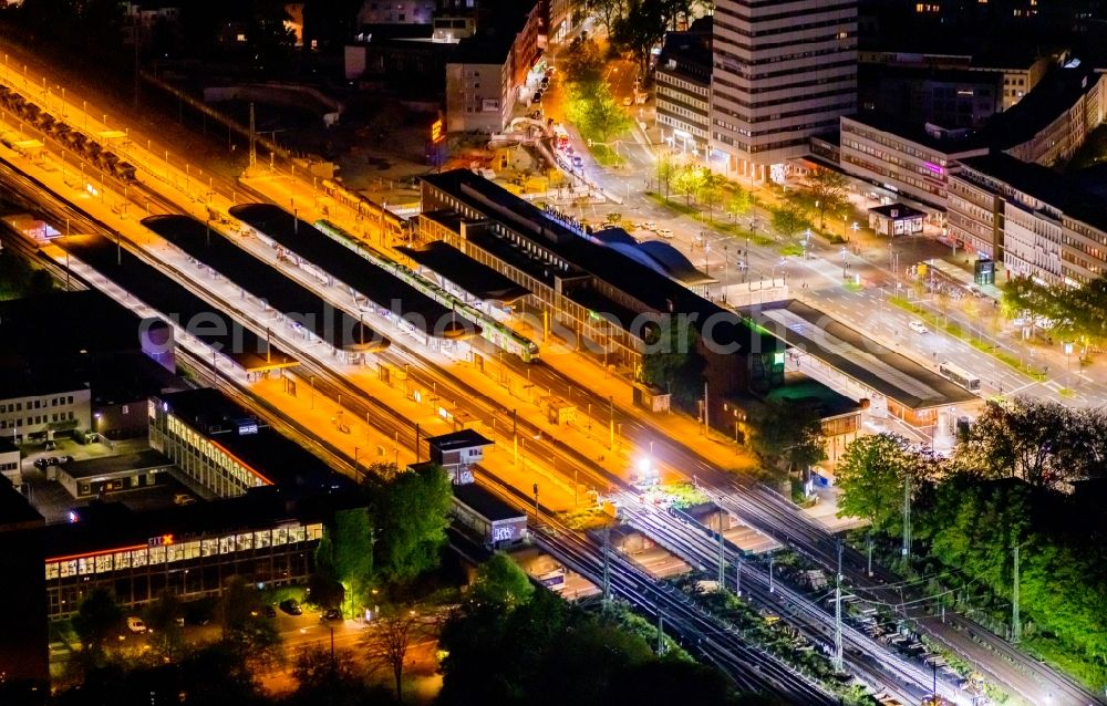 Aerial image at night Bochum - Night lighting track progress and building of the main station of the railway in the district Bochum Mitte in Bochum in the state North Rhine-Westphalia