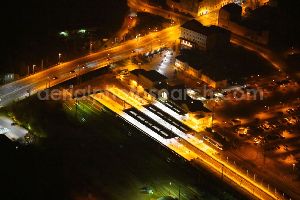 Eberswalde at night from the bird perspective: Night lighting Track progress and building of the main station of the railway on street Bahnhofsring in Eberswalde in the state Brandenburg, Germany