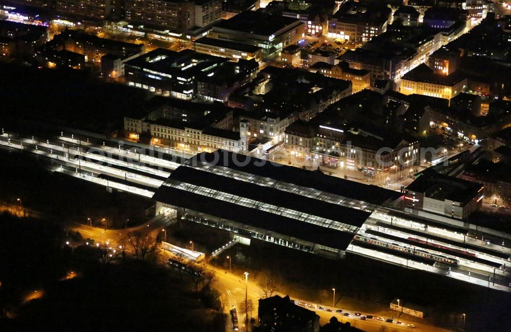 Erfurt at night from the bird perspective: Night lighting track progress and building of the main station of the railway in Erfurt in the state Thuringia, Germany