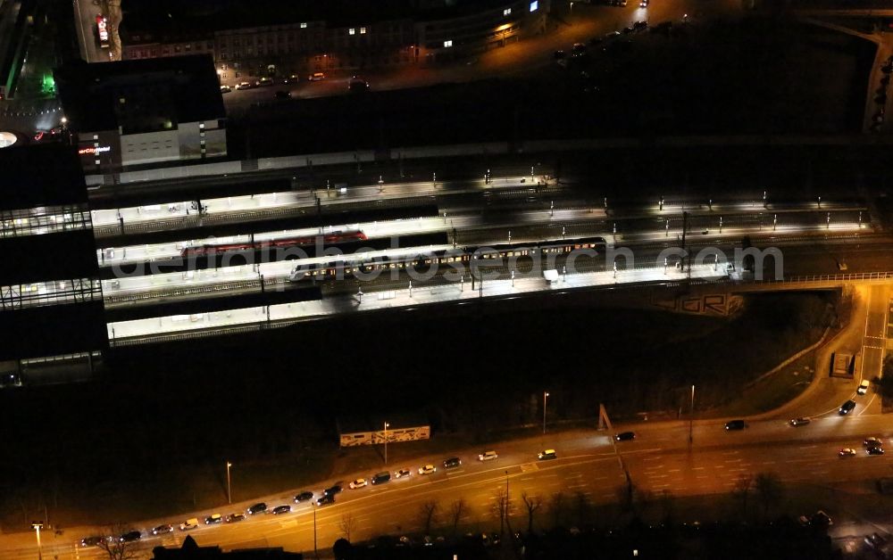 Aerial photograph at night Erfurt - Night lighting track progress and building of the main station of the railway in Erfurt in the state Thuringia, Germany