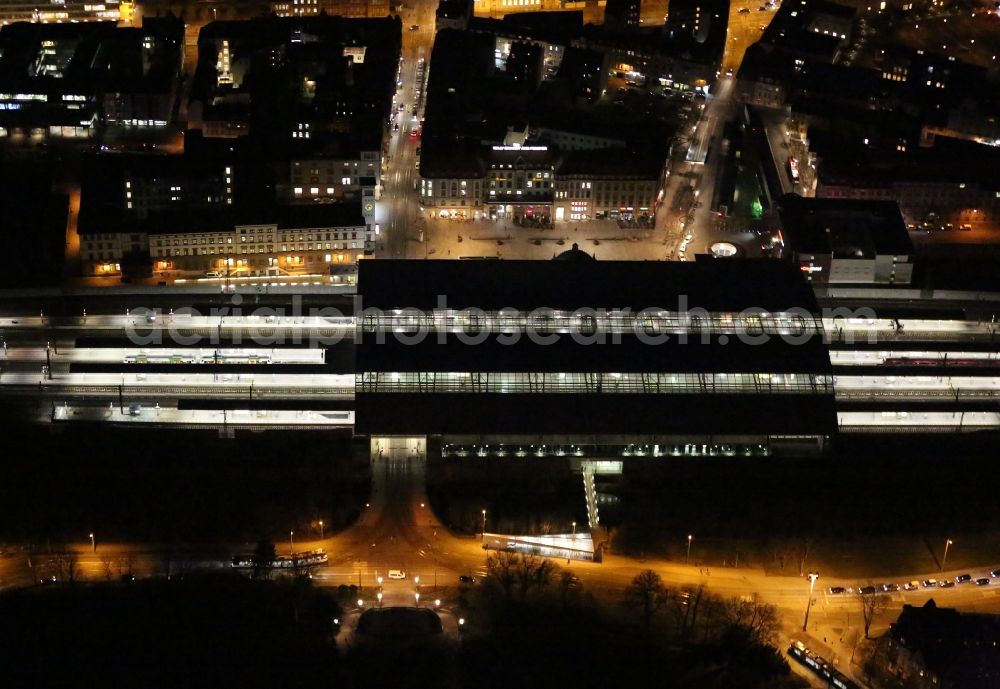 Aerial image at night Erfurt - Night lighting track progress and building of the main station of the railway in Erfurt in the state Thuringia, Germany