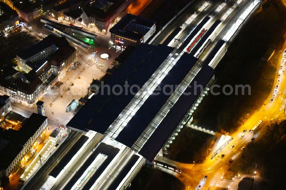 Aerial photograph at night Erfurt - Night lighting track progress and building of the main station of the railway in Erfurt in the state Thuringia, Germany