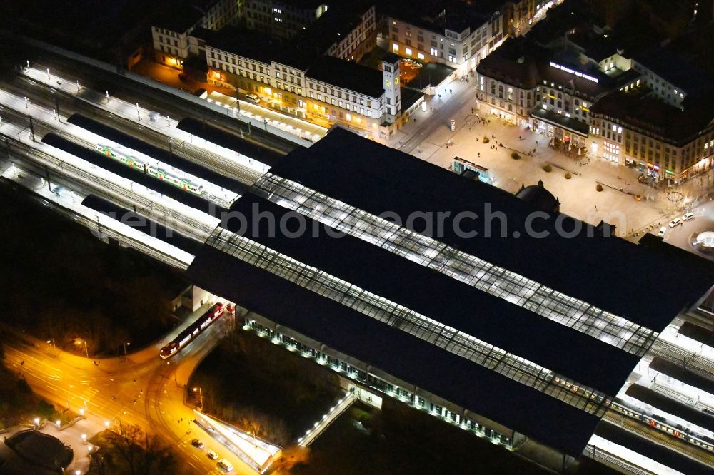 Aerial photograph at night Erfurt - Night lighting track progress and building of the main station of the railway in Erfurt in the state Thuringia, Germany