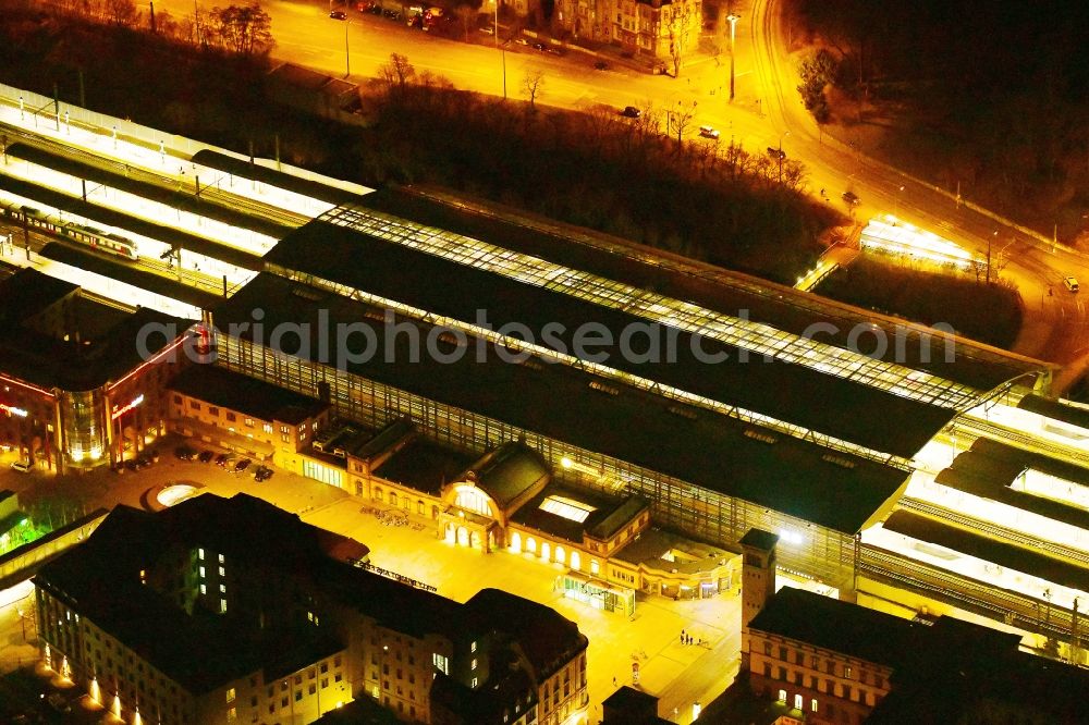 Aerial photograph at night Erfurt - Night lighting Track progress and building of the main station of the railway in Erfurt in the state Thuringia, Germany