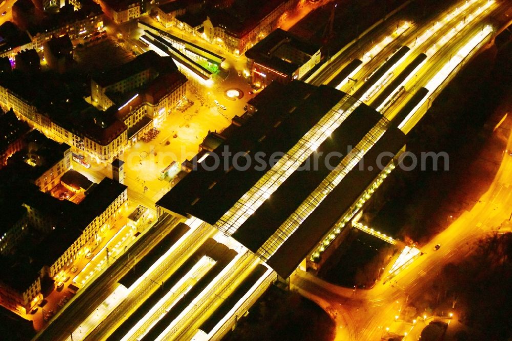 Aerial image at night Erfurt - Night lighting Track progress and building of the main station of the railway in Erfurt in the state Thuringia, Germany