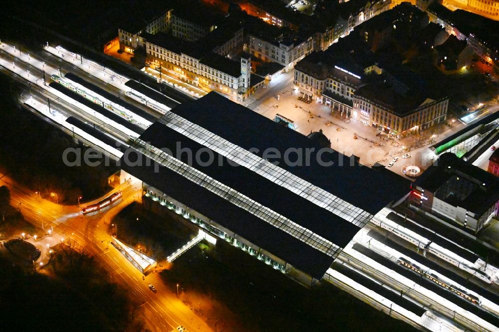 Erfurt at night from the bird perspective: Night lighting track progress and building of the main station of the railway in Erfurt in the state Thuringia, Germany