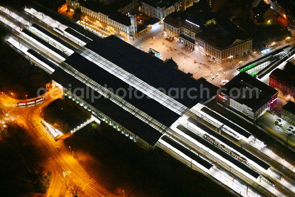 Aerial photograph at night Erfurt - Night lighting track progress and building of the main station of the railway in Erfurt in the state Thuringia, Germany