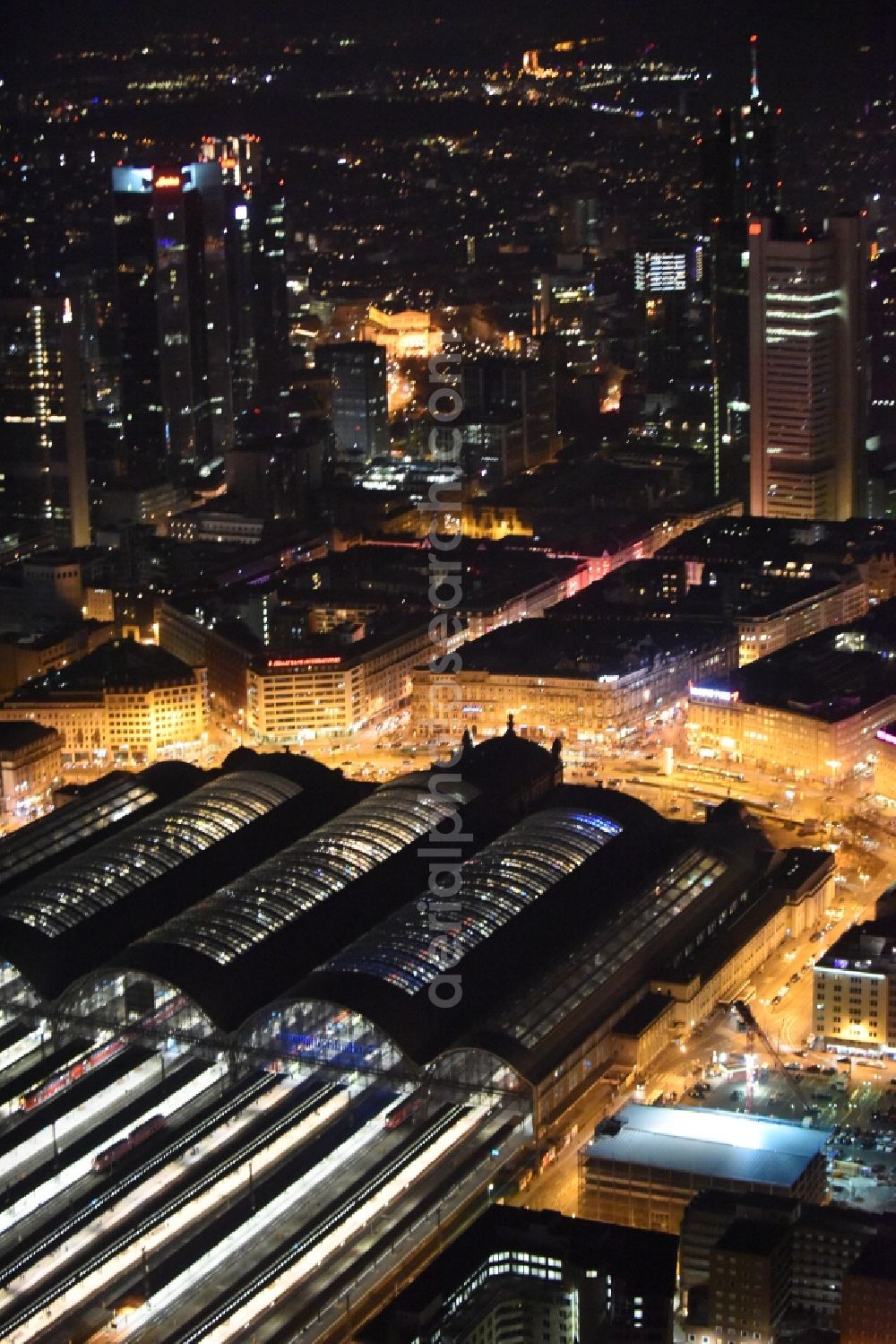 Aerial image at night Frankfurt am Main - Night view Track progress and building of the main station of the railway in Frankfurt in the state Hesse