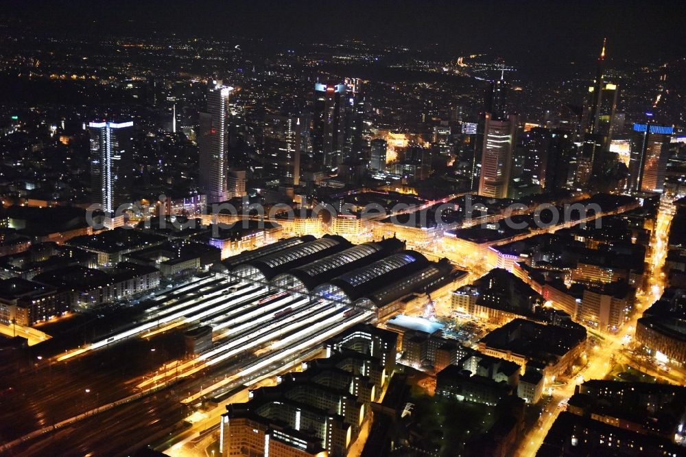 Frankfurt am Main at night from the bird perspective: Night view Track progress and building of the main station of the railway in Frankfurt in the state Hesse