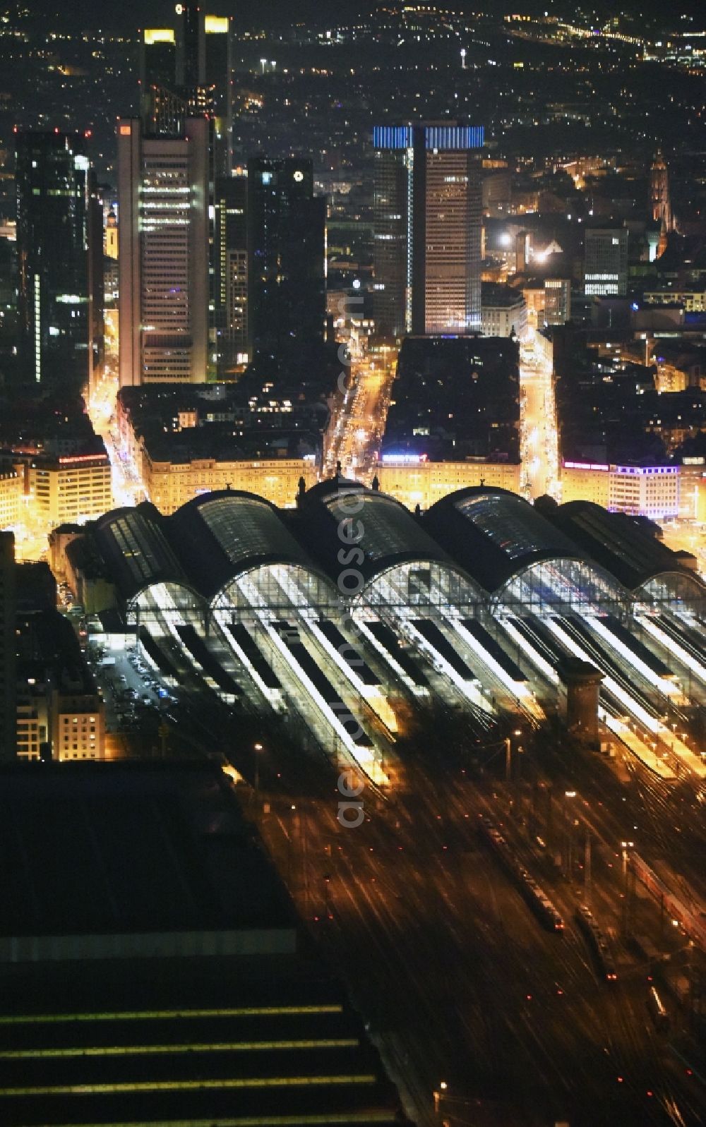 Aerial image at night Frankfurt am Main - Night view Track progress and building of the main station of the railway in Frankfurt in the state Hesse