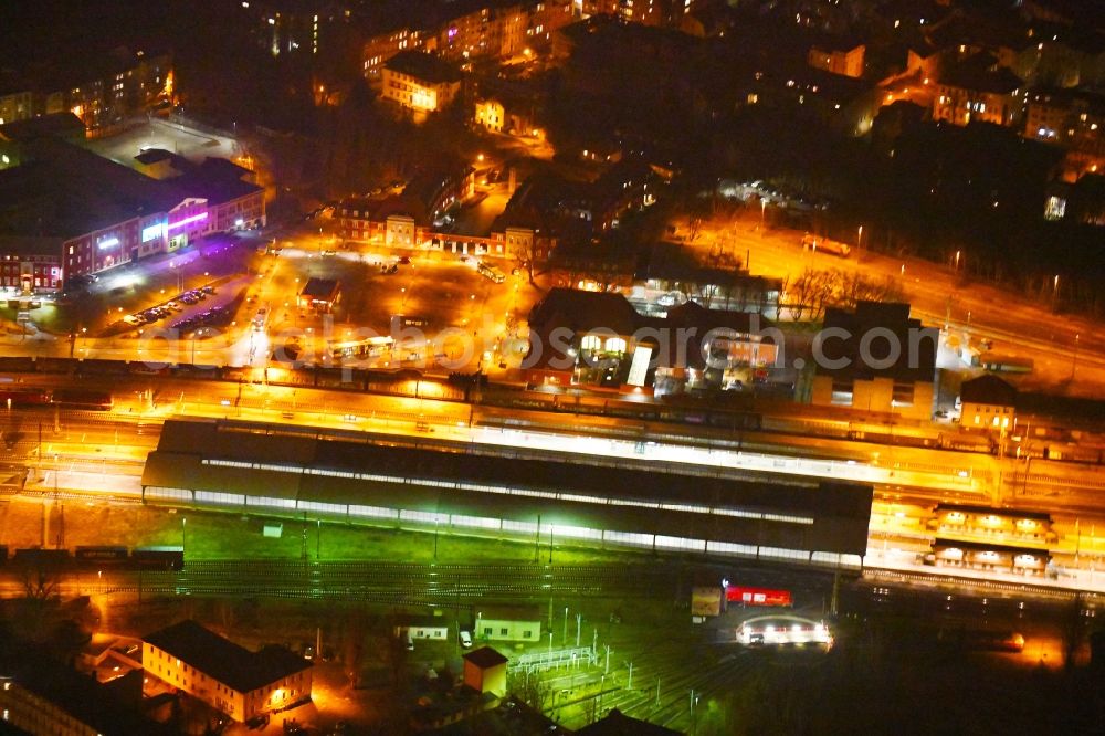 Frankfurt (Oder) at night from the bird perspective: Night lighting Track progress and building of the main station of the railway in Frankfurt (Oder) in the state Brandenburg, Germany