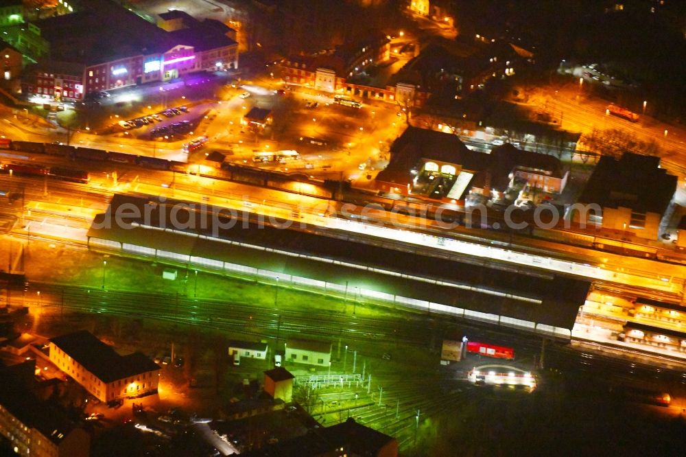 Aerial photograph at night Frankfurt (Oder) - Night lighting Track progress and building of the main station of the railway in Frankfurt (Oder) in the state Brandenburg, Germany