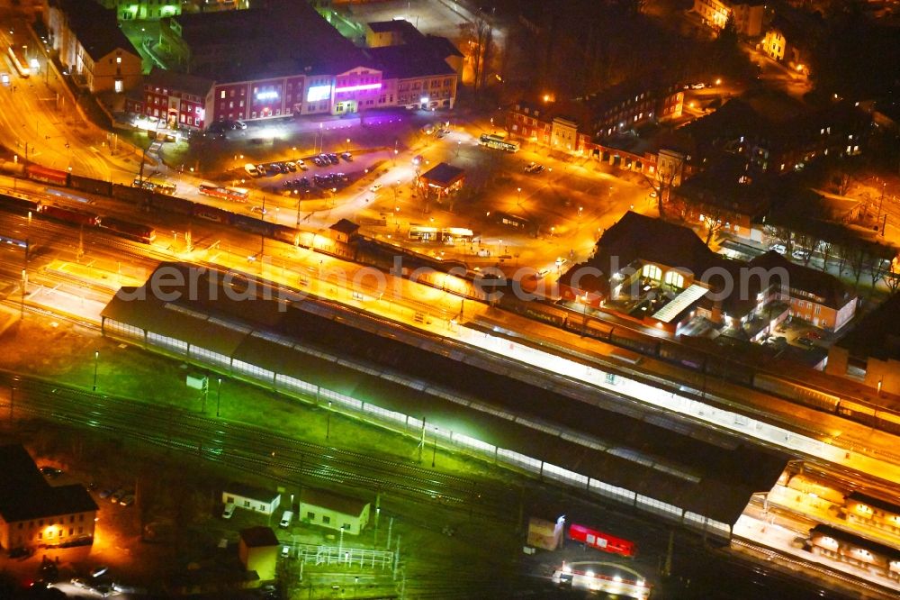 Aerial image at night Frankfurt (Oder) - Night lighting Track progress and building of the main station of the railway in Frankfurt (Oder) in the state Brandenburg, Germany