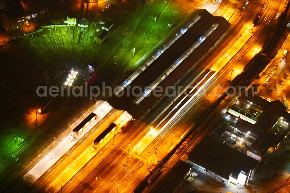 Aerial image at night Frankfurt (Oder) - Night lighting Track progress and building of the main station of the railway in Frankfurt (Oder) in the state Brandenburg, Germany