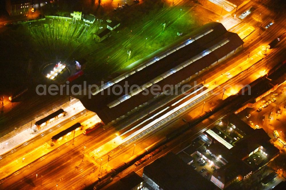 Frankfurt (Oder) at night from the bird perspective: Night lighting Track progress and building of the main station of the railway in Frankfurt (Oder) in the state Brandenburg, Germany