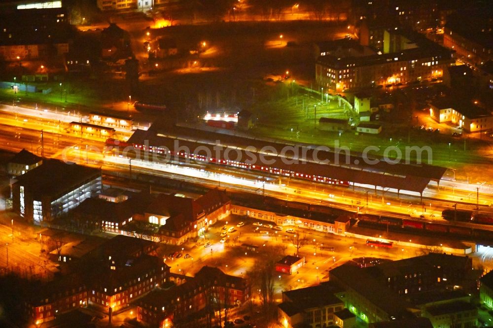 Aerial photograph at night Frankfurt (Oder) - Night lighting Track progress and building of the main station of the railway in Frankfurt (Oder) in the state Brandenburg, Germany