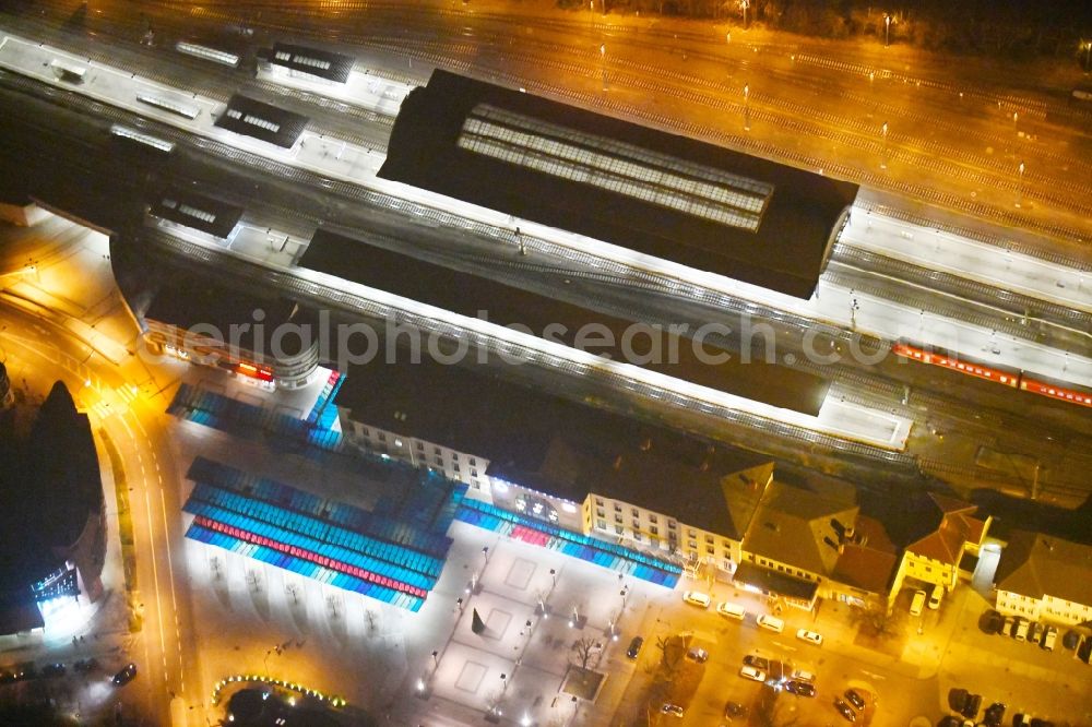 Gera at night from the bird perspective: Night lighting Track progress and building of the main station of the railway in Gera in the state Thuringia, Germany