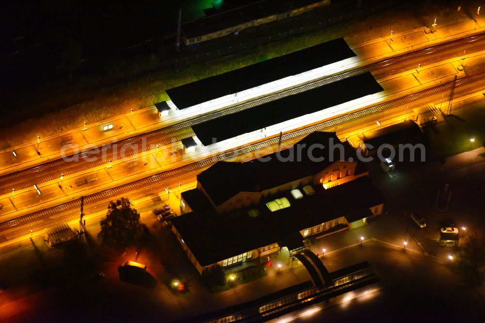 Güstrow at night from the bird perspective: Night lighting Track progress and building of the main station of the railway in Guestrow in the state Mecklenburg - Western Pomerania, Germany