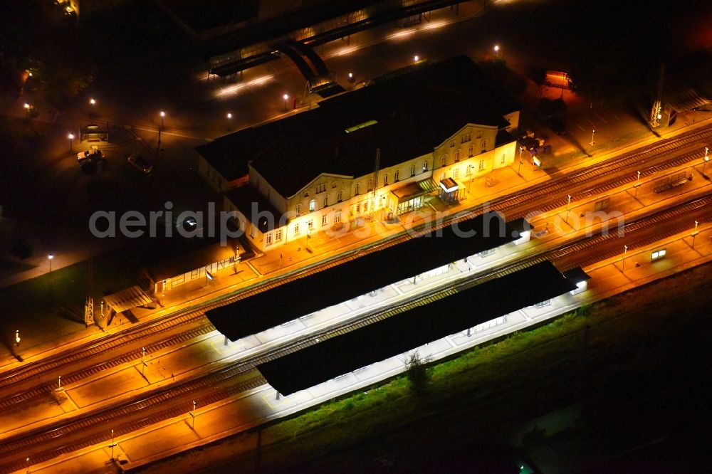 Güstrow at night from the bird perspective: Night lighting Track progress and building of the main station of the railway in Guestrow in the state Mecklenburg - Western Pomerania, Germany