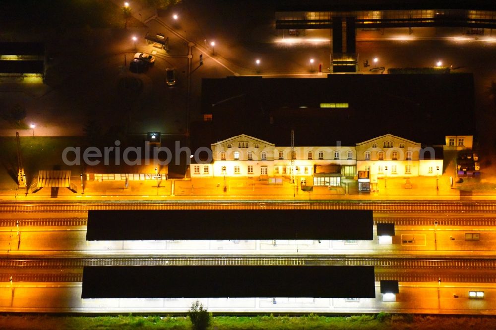 Aerial photograph at night Güstrow - Night lighting Track progress and building of the main station of the railway in Guestrow in the state Mecklenburg - Western Pomerania, Germany