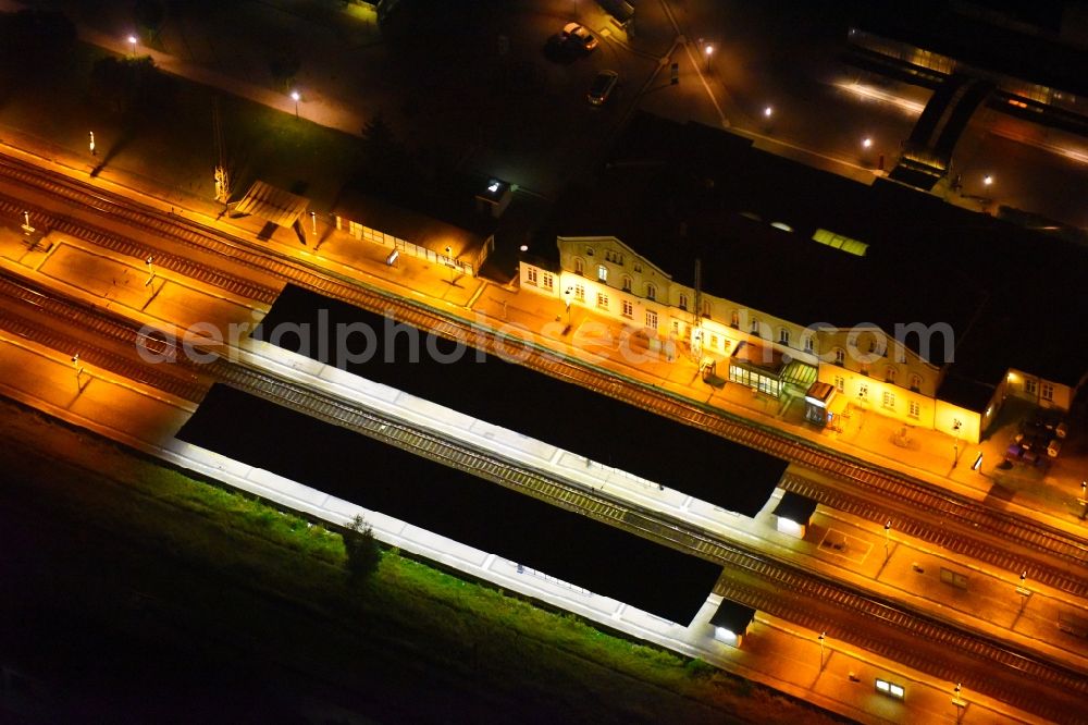 Aerial image at night Güstrow - Night lighting Track progress and building of the main station of the railway in Guestrow in the state Mecklenburg - Western Pomerania, Germany