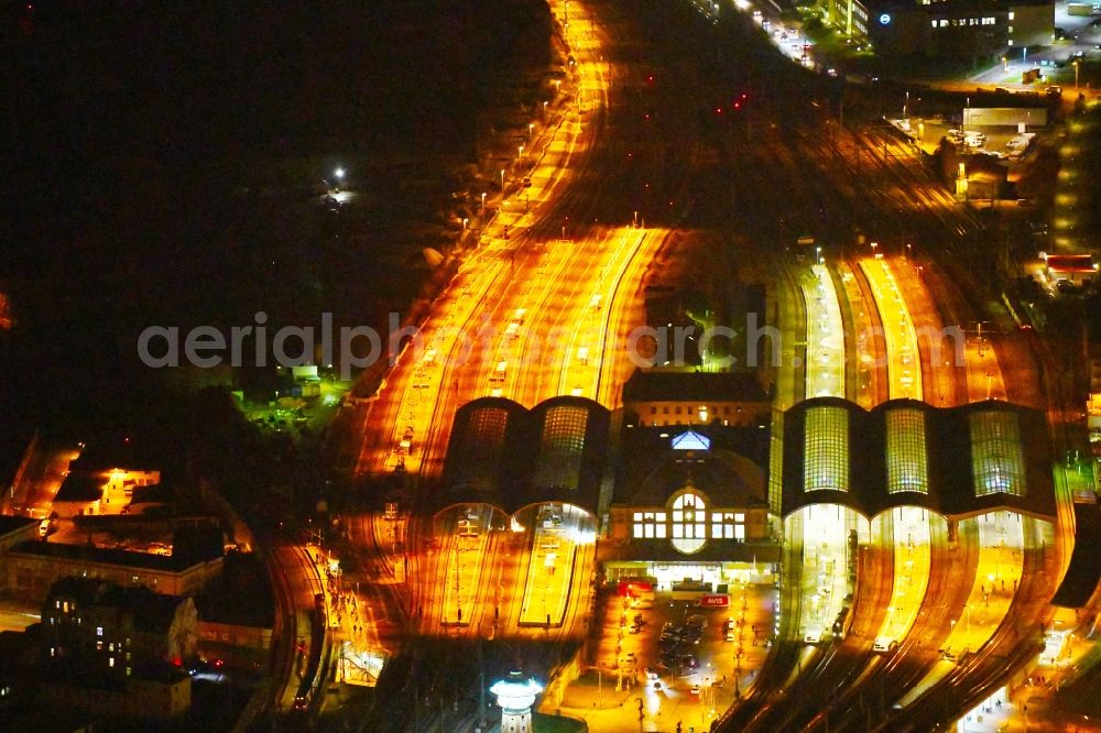 Halle (Saale) at night from the bird perspective: Night lighting Track progress and building of the main station of the railway in Halle (Saale) in the state Saxony-Anhalt, Germany