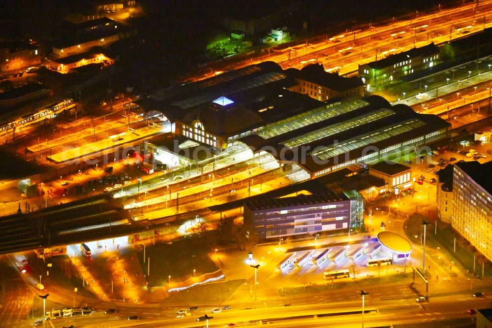 Aerial photograph at night Halle (Saale) - Night lighting Track progress and building of the main station of the railway in Halle (Saale) in the state Saxony-Anhalt, Germany