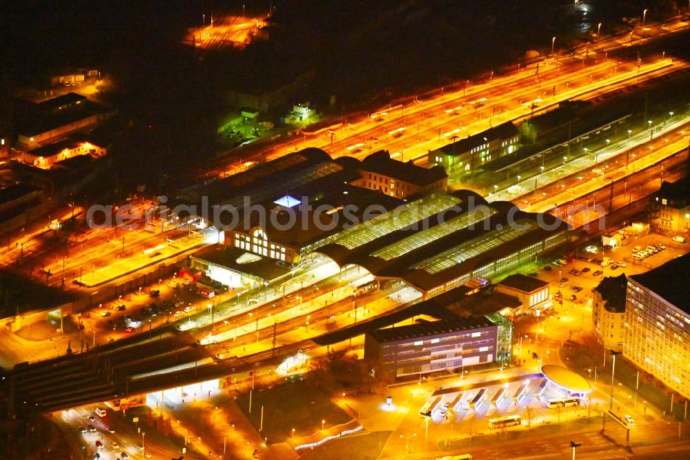 Halle (Saale) at night from the bird perspective: Night lighting Track progress and building of the main station of the railway in Halle (Saale) in the state Saxony-Anhalt, Germany