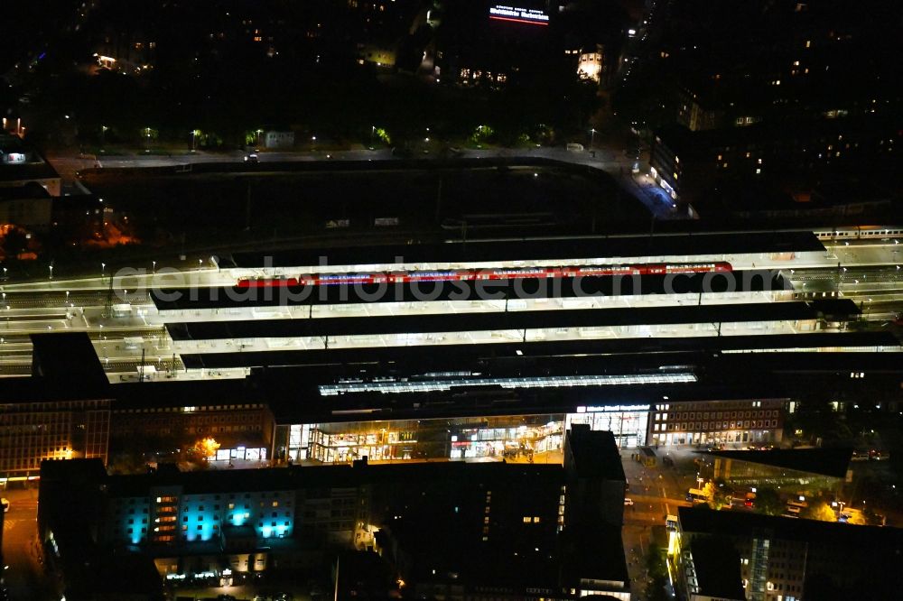 Münster at night from the bird perspective: Night lighting Track progress and building of the main station of the railway in Muenster in the state North Rhine-Westphalia, Germany