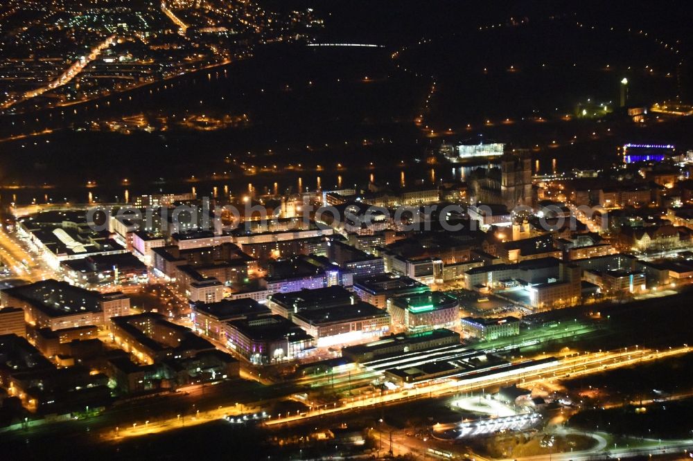 Magdeburg at night from the bird perspective: Night lighting Track progress and building of the main station of the railway in the district Altstadt in Magdeburg in the state Saxony-Anhalt