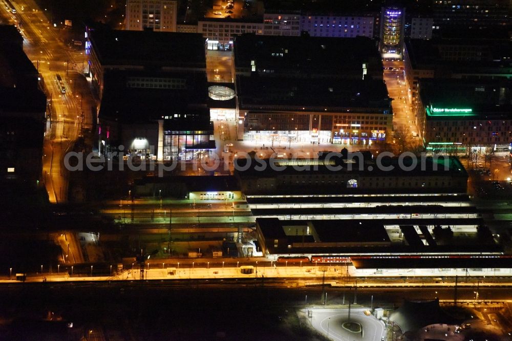 Magdeburg at night from the bird perspective: Night lighting Track progress and building of the main station of the railway in the district Altstadt in Magdeburg in the state Saxony-Anhalt