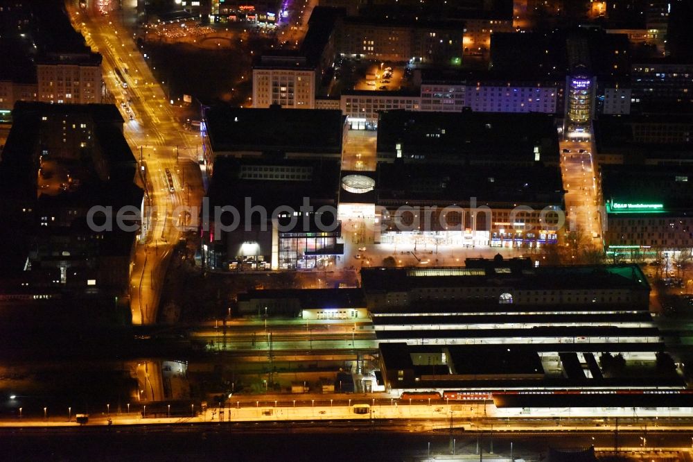 Aerial photograph at night Magdeburg - Night lighting Track progress and building of the main station of the railway in the district Altstadt in Magdeburg in the state Saxony-Anhalt