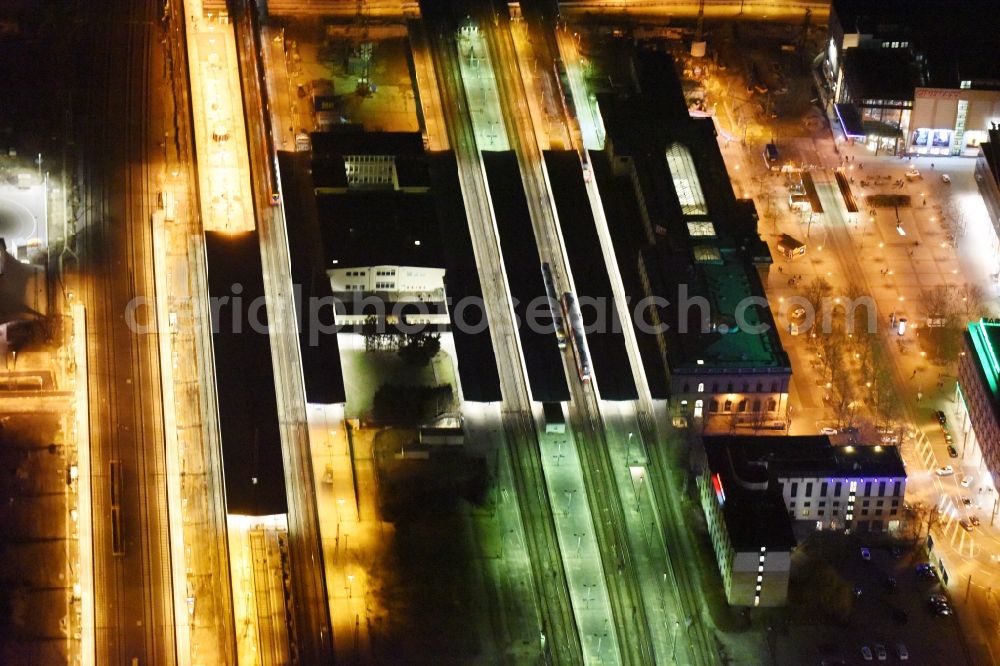 Magdeburg at night from the bird perspective: Night lighting Track progress and building of the main station of the railway in the district Altstadt in Magdeburg in the state Saxony-Anhalt