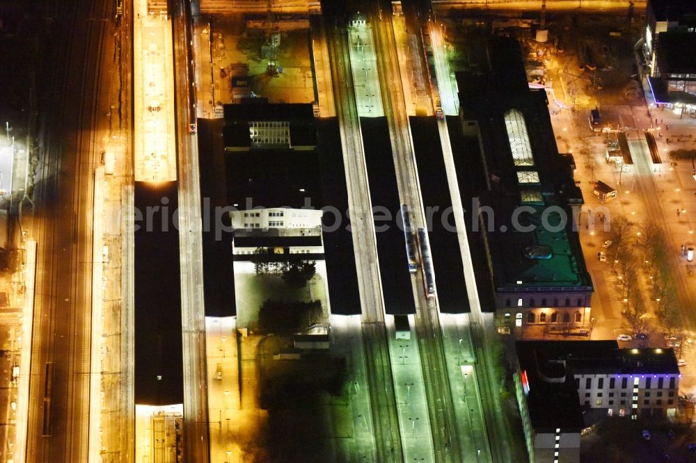 Aerial photograph at night Magdeburg - Night lighting Track progress and building of the main station of the railway in the district Altstadt in Magdeburg in the state Saxony-Anhalt